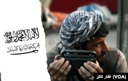 Seorang anggota Taliban sedang mendengarkan radio. (Foto: VOA)