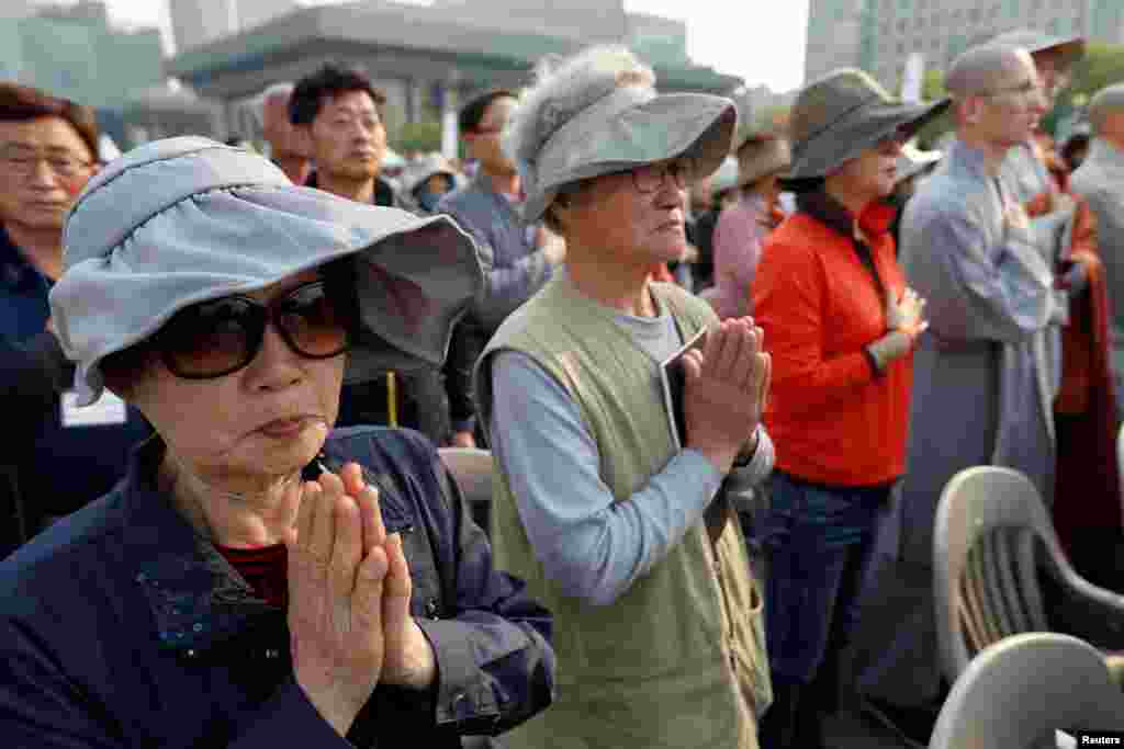Koreans pray Summit 20180427