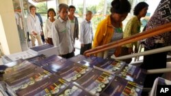 Cambodian villagers walk to enter a courtroom before the first appeal hearings against two former Khmer Rouge senior leaders, Khieu Samphan and Nuon Chea, at the U.N.-backed war crimes tribunal in Phnom Penh, Cambodia, Thursday, July 2, 2015. 