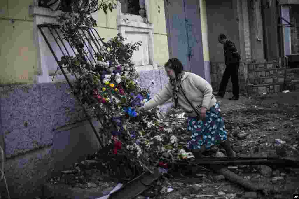 QAdın Mariopol şəhərindəki polis məntəqəsində həlak olanların xatirəsini anır - 11 may, 2014 