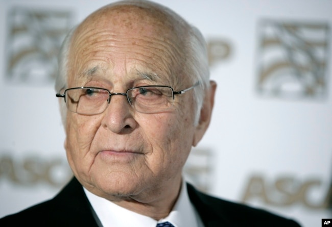 Escritor y productor de televisión estadounidense Norman Lear.