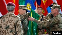 존 캠벨 아프간주둔 사령관이 28일 카불서 열린 주둔 종료 기념식에서 국제안보지원군(ISAF) 깃발을 접고 있다. 