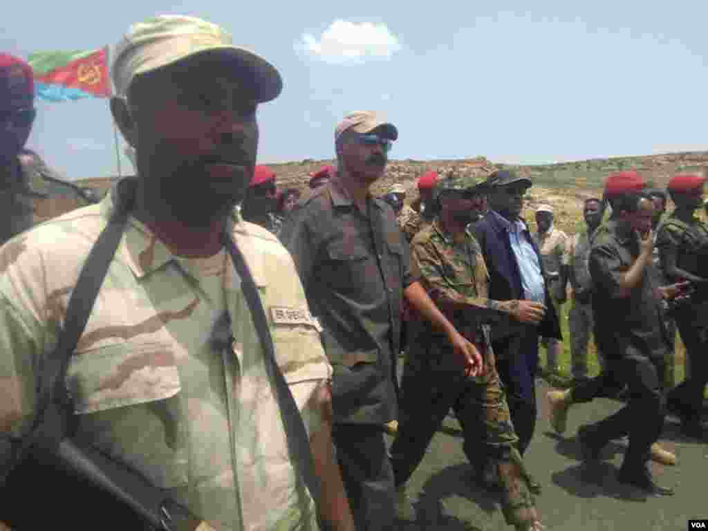 Etíopes e eritreus celebram a reabertura histórica das suas fronteiras 