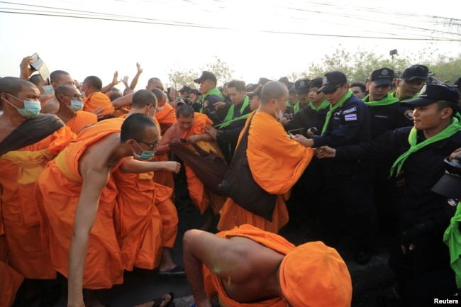 Dhammakaya temple Buddhist monks scuffle with police after they defied police orders to leave the temple grounds to enable police to seek out their former abbot in Pathum Thani, Thailand, Feb. 20, 2017.