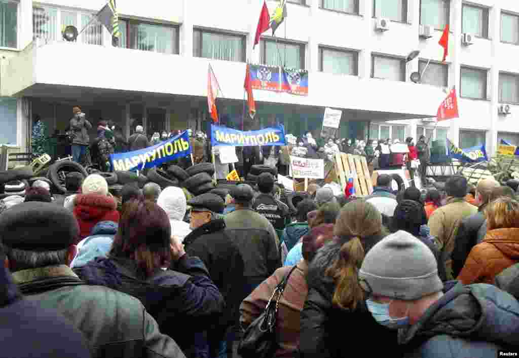 Protesters hold a rally outside the mayor&#39;s office. Local media reported that separatist protesters seized control of the mayor&#39;s office in the town of Mariupol, eastern Ukraine, April 13, 2014.