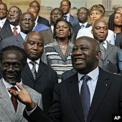 Le président Laurent Gbagbo avec le nouveau gouvernement formé par son Premier ministre, N'Gbo Gilbert Marie Ake