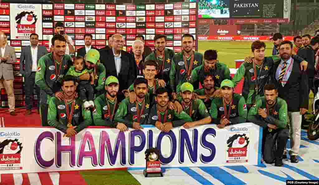 پاکستانی ٹیم کا جیت کے بعد ایک گروپ فوٹو۔
