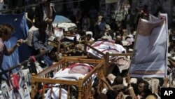 Des manifestants anti-gouvernementaux défilent à Sana'a, le 25 septembre 2011, en portant les cadavres de ceux tués lors d'une récente protestation. 