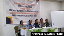 Ketua KPU Poso, Budiman Maliki (memegang mikrofon) menyampaikan pengumuman rekapitulasi Hasil penghitungan suara tingkat kabupaten Poso dalam Pemilihan Umum tahun 2019 (4/5/2019) (courtesy: KPU Poso)