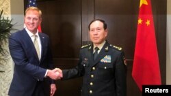 Quyền Bộ trưởng Quốc phòng Mỹ Patrick Shanahan và Bộ trưởng Quốc phòng Trung Quốc Ngụy Phượng Hòa trong cuộc gặp hôm 31/5 bên lề Đối thoại Shangri-La..