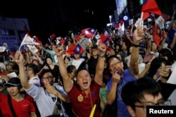 24일 타이완 가오슝에서 국민당 지지자들이 선거 승리를 축하하는 집회에 참석했다.