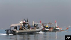 Angkatan Laut Filipina dan Pasukan Penjaga Pantai mendekati kapal nelayan yang berlabuh di zona larangan berlayar, 13 November 2015 di Teluk Manila. (Foto:Dok)