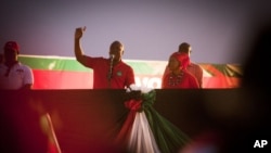 President John Dramani Mahama speaks to ruling party supporters at his final campaign rally ahead of Friday's presidential election, in Accra, December 5, 2012. 
