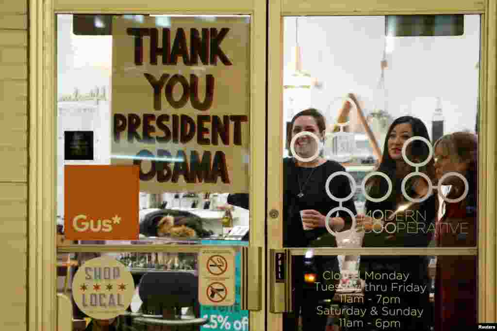 A shop has a sign in the window reading thank you to U.S. President Barack Obama, who was making a stop nearby on his way to deliver his farewell address in Chicago, Ill., Jan. 10, 2017. 