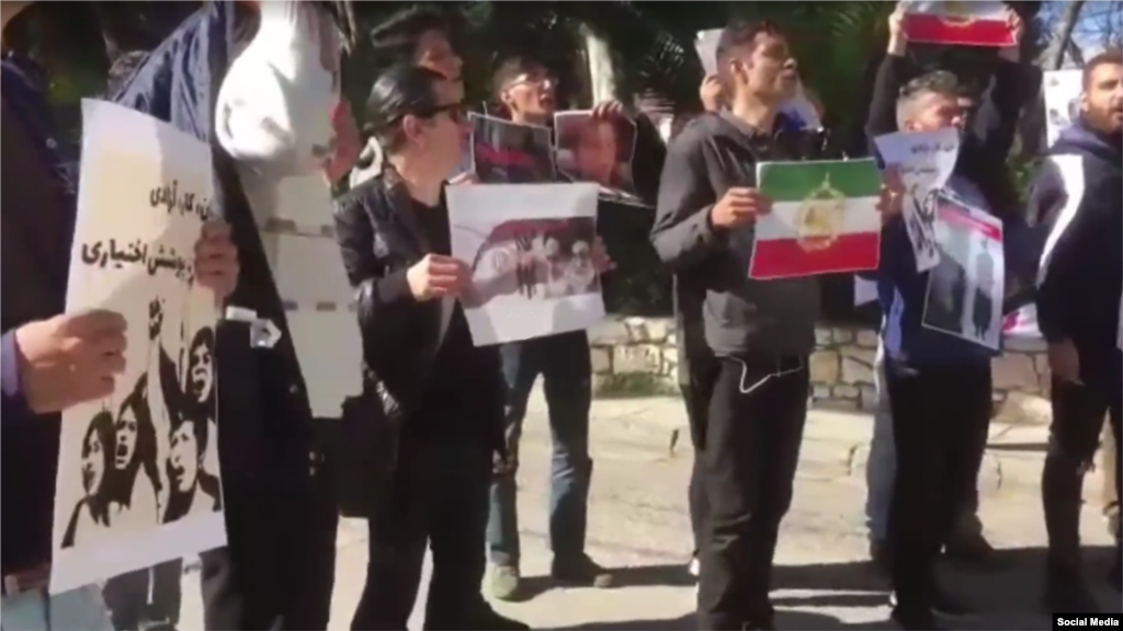 گروهی از پناهجویان مخالف جمهوری اسلامی روز دوشنبه در مقابل سفارت جمهوری اسلامی در آتن تجمع کردند و علیه «حکومت ملاها» شعار دادند.
