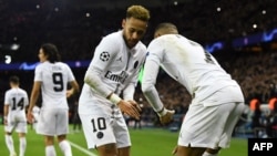 Pemain depan Paris Saint-Germain, Neymar (kiri), berdansa dengan rekannya, Kylian Mbappe (kanan) setelah mencetak gol dalam laga penyisihan Grup C Liga Champions UEFA antara PSG vs Liverpool di Stadion Parc de Princes, Paris, 28 November 2018.