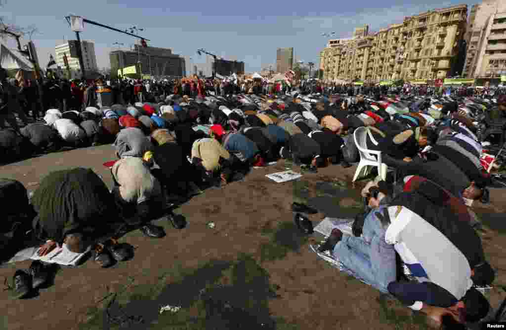 Protesters opposing Egyptian President Mohamed Morsi attend Friday prayers at Tahrir Square, Cairo, Egypt, January 25, 2013. 