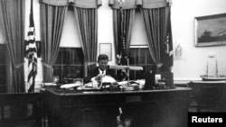 肯尼迪總統在白宮橢圓形辦公室 （資料圖片）