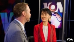 Phóng viên đài VOA Scott Stearns phỏng vấn bà Aung San Suu Kyi