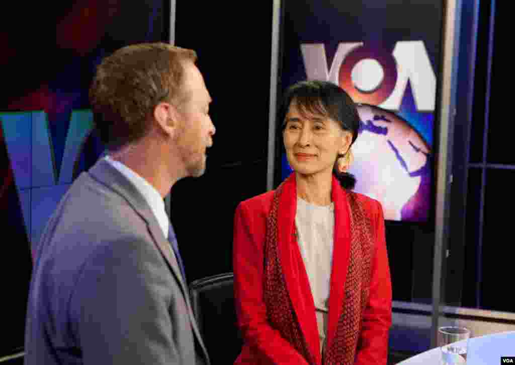 Aung San Suu Kyi during an interview with Scott Stearns in the VOA studios. (Alison Klein/VOA)