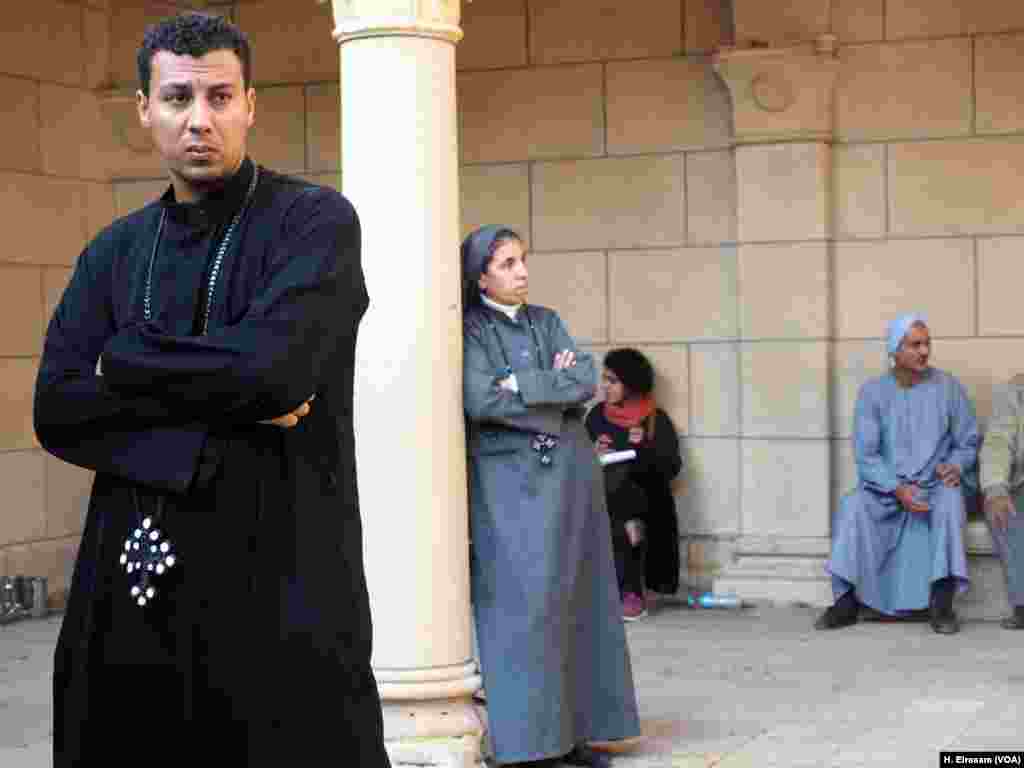 Para pendeta, biarawati dan sebagian jemaat yang menghadiri misa melihat bagian dalam gereja Botrosia di kompleks katedral menyusul ledaka di Abbasssya, Kairo (11/12).