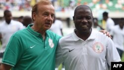 Le sélectionneur du Nigeria, Gernot Rohr avec son entraîneur adjoint Salisu Yusuf, le 3 septembre 2017.