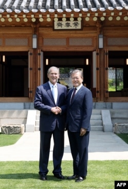 23일 한국을 방문한 조지 부시 전 미국 대통령이 청와대에서 문재인 한국 대통령과 만났다.