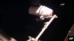 La nave SpaceX es atrapada desde la Estación Espacial Internacional el jueves 23 de febrero de 2017.