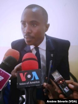 Trésor Nzila, le directeur exécutif de l'OCDH, à la présentation du rapport sur les droits de l'Homme, à Brazzaville, le 9 mai 2019. (VOA/Arsène Séverin)