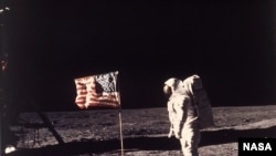 L'astronaute Edwin E. "Buzz" Aldrin Jr. pose pour une photo à côté du drapeau américain déployé sur la lune lors de la mission Apollo 11 du 20 juillet 1969. (Photo AP / NASA / Neil A. Armstrong)