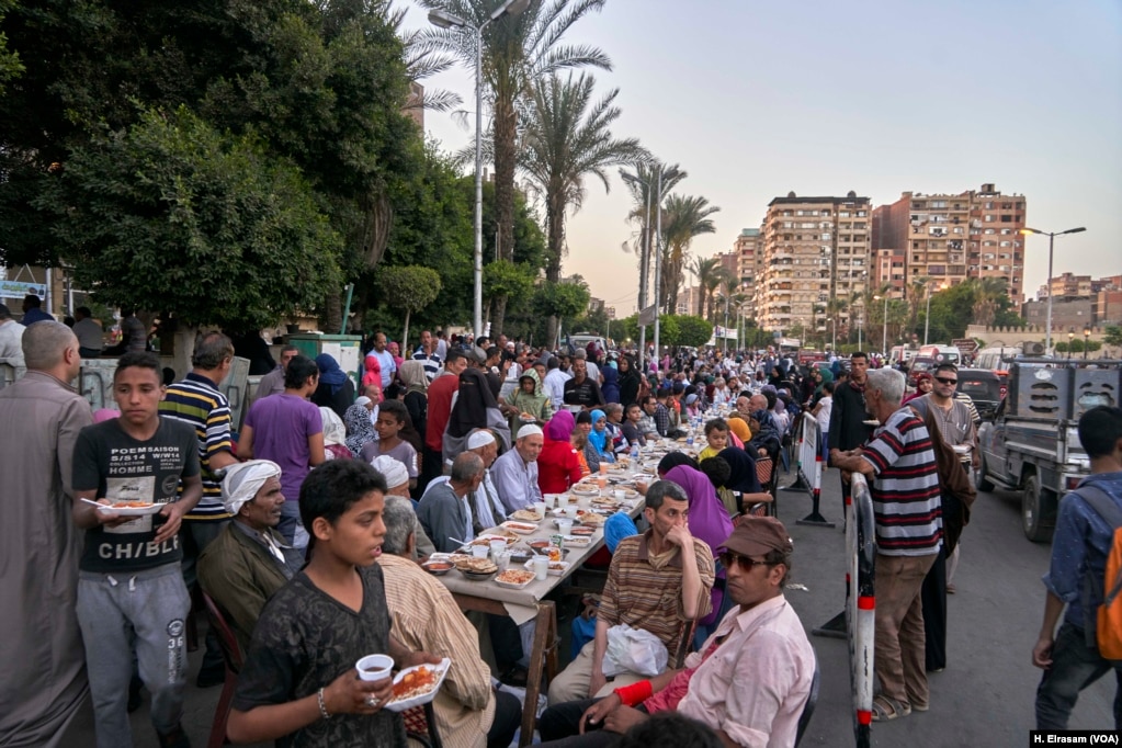 Fasting Muslims gather to break their fast at Amr Ibn al-As mosque in old Cairo, Egypt, May 31, 2019. 