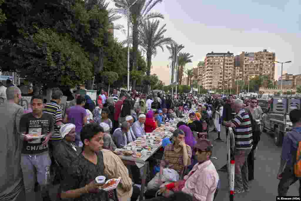 Fasting Muslims gather to break their fast at Amr Ibn al-As mosque in old Cairo, Egypt, May 31, 2019. 
