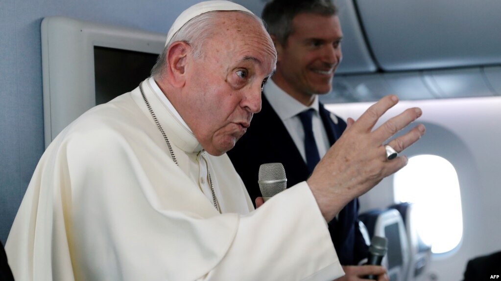 El papa Francisco habla con periodistas en el avión papal de regreso a Roma tras una gira por Tailandia y Japón. Noviembre 26 de 2019. Pool/Remo Casilli/AFP.