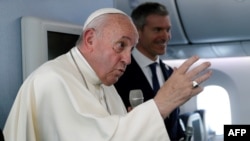 Paus Fransiskus dalam konferensi pers di atas pesawatnya sebelum bertolak ke Roma, usai kunjungannya ke Thailand dan Jepang, 26 November 2019.