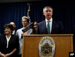 La acusadora Andrea Constand (centro izquierda), de pie detrás del fiscal de distrito del condado de Montgomery Kevin Steele, quien habla en una conferencia de prensa después de que Bill Cosby fue sentenciado a tres a 10 años por agresión sexual el martes 25 de septiembre de 2018 en Norristown , Pa. (AP Photo / Matt Slocum).