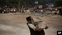지난 2013년 9월 북한 마식령 스키장 건설에 동원된 노동자가 돌덩이를 나르고 있다.
