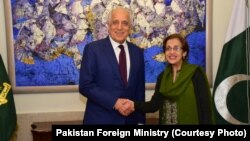 Utusan khusus AS untuk rekonsiliasi Afghanistan, Zalmay Khalilzad bertemu Menlu Pakistan Tehmina Janjua di Islamabad, Kamis (17/1). 