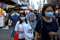 Suasana di pasar tradisional Sham Shui Po, Hong Kong, di tengah pandemi Covid-19, 17 Juli 2020. (REUTERS/Tyrone Siu)