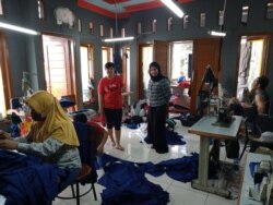 Proses pembuatan masker di rumah Hendro Rahmandani di Bekasi, Jawa Barat. (Foto:Courtesy/Hendro Rahmandani)