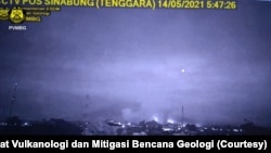 Luncuran awan panas guguran yang terjadi di Gunung Sinabung, Kabupaten Karo, Sumatera Utara, Jumat, 15 Mei 2021. (Foto: Pusat Vulkanologi dan Mitigasi Bencana Geologi)
