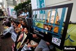 10일 홍콩 시내 중국정부 연락사무소 앞에서 류샤오보의 완전 석방을 요구하는 시민들이 시위를 벌이고 있다.