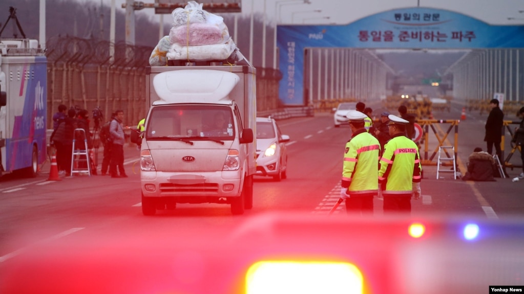 지난 2016년 2월 개성공단 가동 전면중단이 결정된 후, 한국 입주기업 차량들이 파주시 통일대교를 지나 남쪽으로 철수하고 있다.