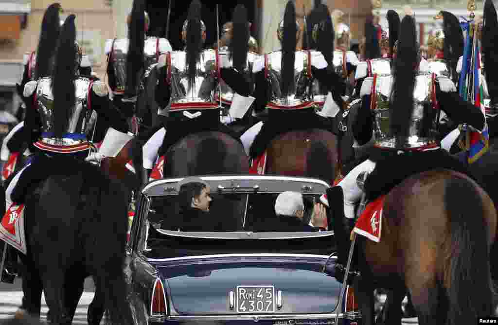 Italy&#39;s new President Sergio Mattarella (R) and Prime Mnister Matteo Renzi are escorted by Presidential Guards, after visiting the Unknown Soldier&#39;s monument in central Rome.