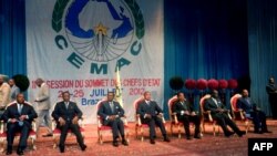 De gauche à droite, les présidents Ali Bongo Ondimba du Gabon, Idriss Deby du Tchad, Theodoro Obiang Nguema de la Guinée équatoriale, Denis Sassou Nguesso du Congo, Paul Biya du Cameroun, François Bozize de la Centrafrique et le président de la Communauté