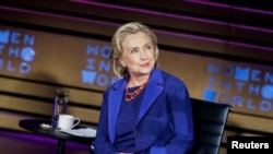 Hillary Clinton en entrevista con periodista Tina Brown, durante Cumbre Mujeres en el Mundo en Nueva York, el 13 de abril de 2018. REUTERS/Eduardo Munoz. La exprimera dama y exsecretaria de estado producirá serie para TV con Steven Spielberg sobre historia del voto femenino en EE.UU.