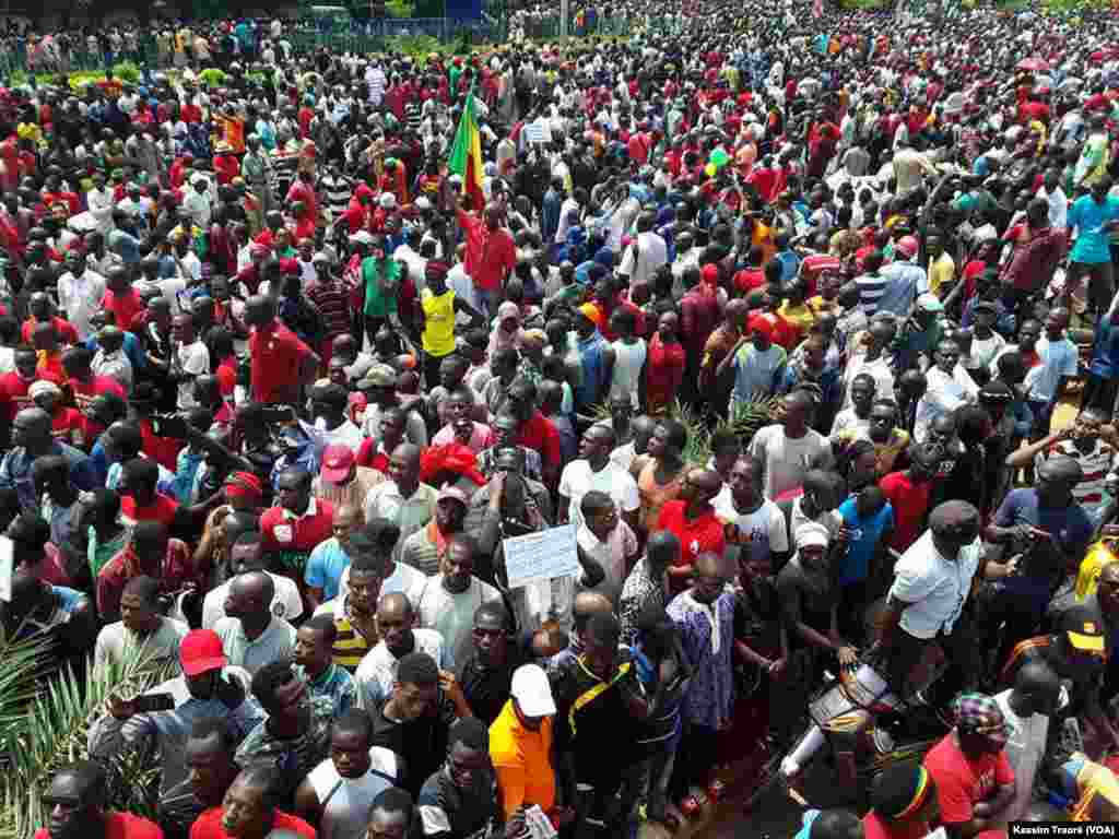 De nombreuses personnes ont participé à la marche citoyenne à Bamako, au Mali, le 18 juin 2017. (VOA/Kassim Traoré)