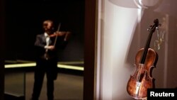 Chiếc vĩ cầm của nhạc trưởng Wallace Hartley trên tàu Titanic vừa được nhà bán đấu giá Henry Aldridge & S bán với giá 900,000 bảng (1,45 triệu đô la) ngày 19/10/2013.