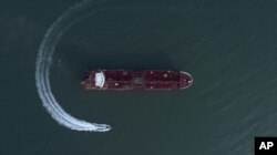 Kapal Garda Revolusi Iran mengitari kapal tanker minyak berbendera Inggris "Stena Impero" yang disita di Selat Hormuz, Jumat (19/7) di pelabuhan Bandar Abbas, Iran, 21 Juli 2019. (Foto: dok).