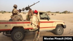 Une mitrailleuse montée sur un véhicule de l'armée nigérienne dans le village de Zenam Kelouri, le 29 février 2016. (VOA/Nicolas Pinault)