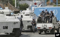 Les Casques bleus devant le siège de la représentation de l'ONU à Abidjan